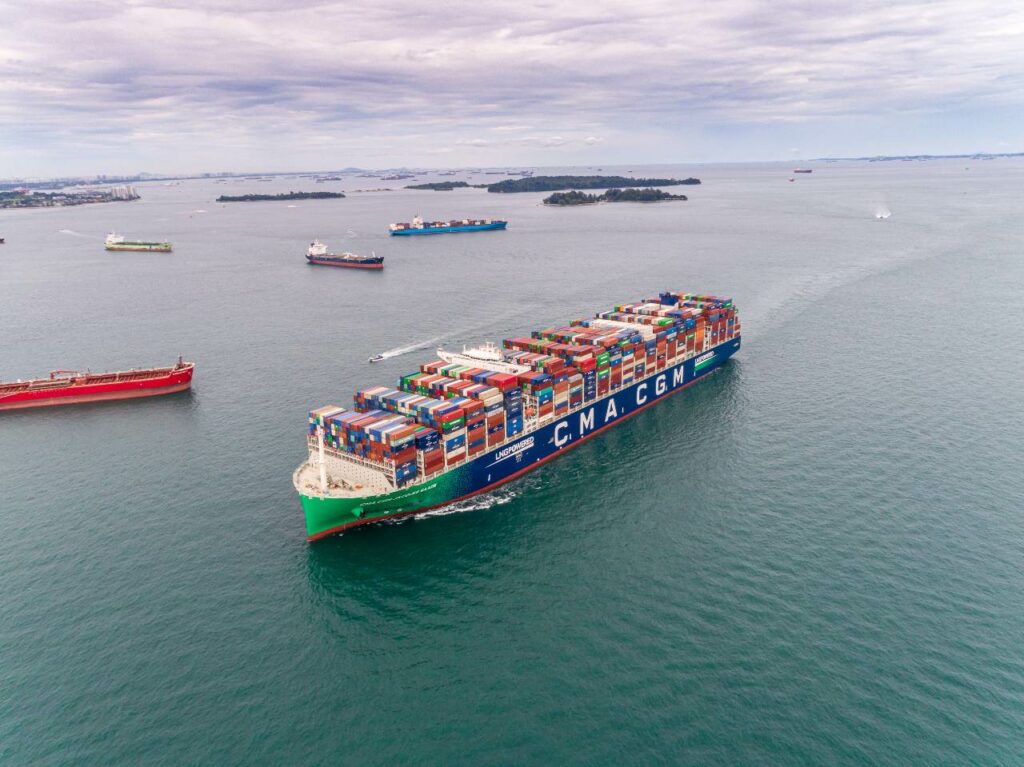 Wird vom weltgrössten Dual-Fuel Schiffsmotor angetrieben: das Containerschiff CMA CGM Jaques Saade. Bild: Cmacgm13 via Wikimedia
