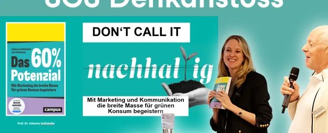 Frau auf der Bühne mit einem Buch in der Hand, Mann spricht, Text zu „Nachhaltigkeit verkaufen“ und Nachhaltigkeit.