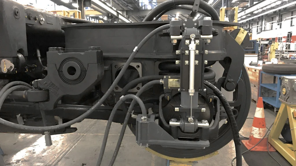 Nahaufnahme einer Zugradbaugruppe mit Hydraulikkomponenten, die die Nachhaltigkeit im Design verdeutlicht. Nahaufnahme einer Zugradbaugruppe mit Hydraulikkomponenten, die die Nachhaltigkeit im Design verdeutlicht.