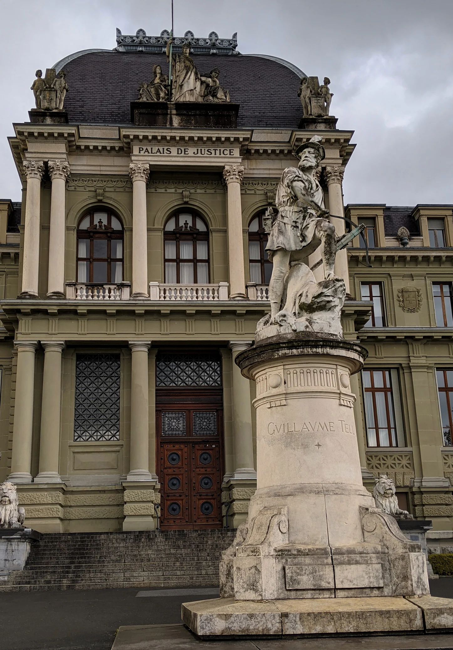 Statue von Wilhelm Tell vor dem Justizpalast, in der Nähe der Büros von Dienstleister Schweiz. Statue von Wilhelm Tell vor dem Justizpalast, in der Nähe der Büros von Dienstleister Schweiz.