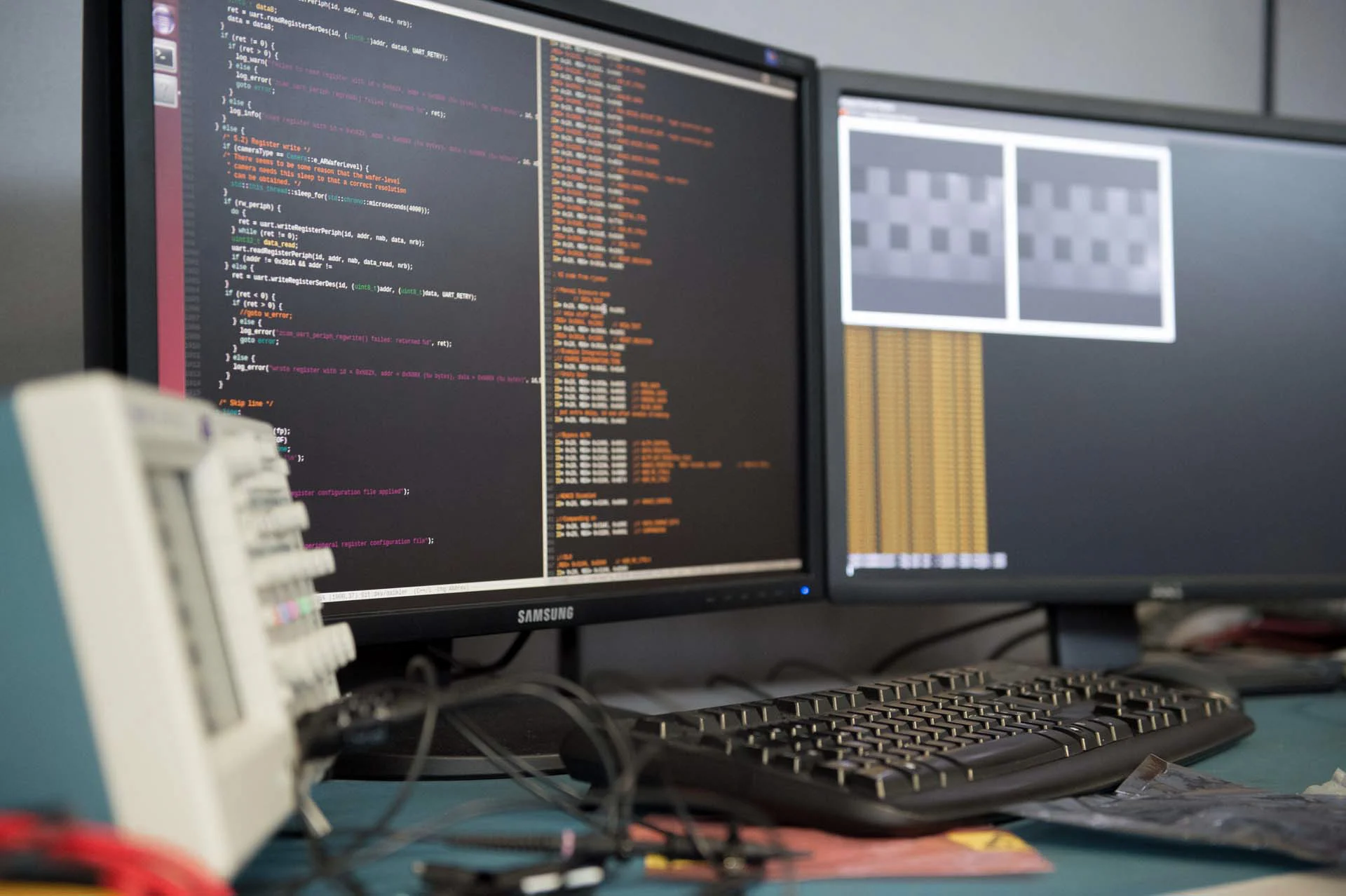 Auf zwei Monitoren werden Code und Daten für die API-Entwicklung angezeigt; eine Tastatur und weitere Geräte stehen auf dem Schreibtisch. Auf zwei Monitoren werden Code und Daten für die API-Entwicklung angezeigt; eine Tastatur und weitere Geräte stehen auf dem Schreibtisch.