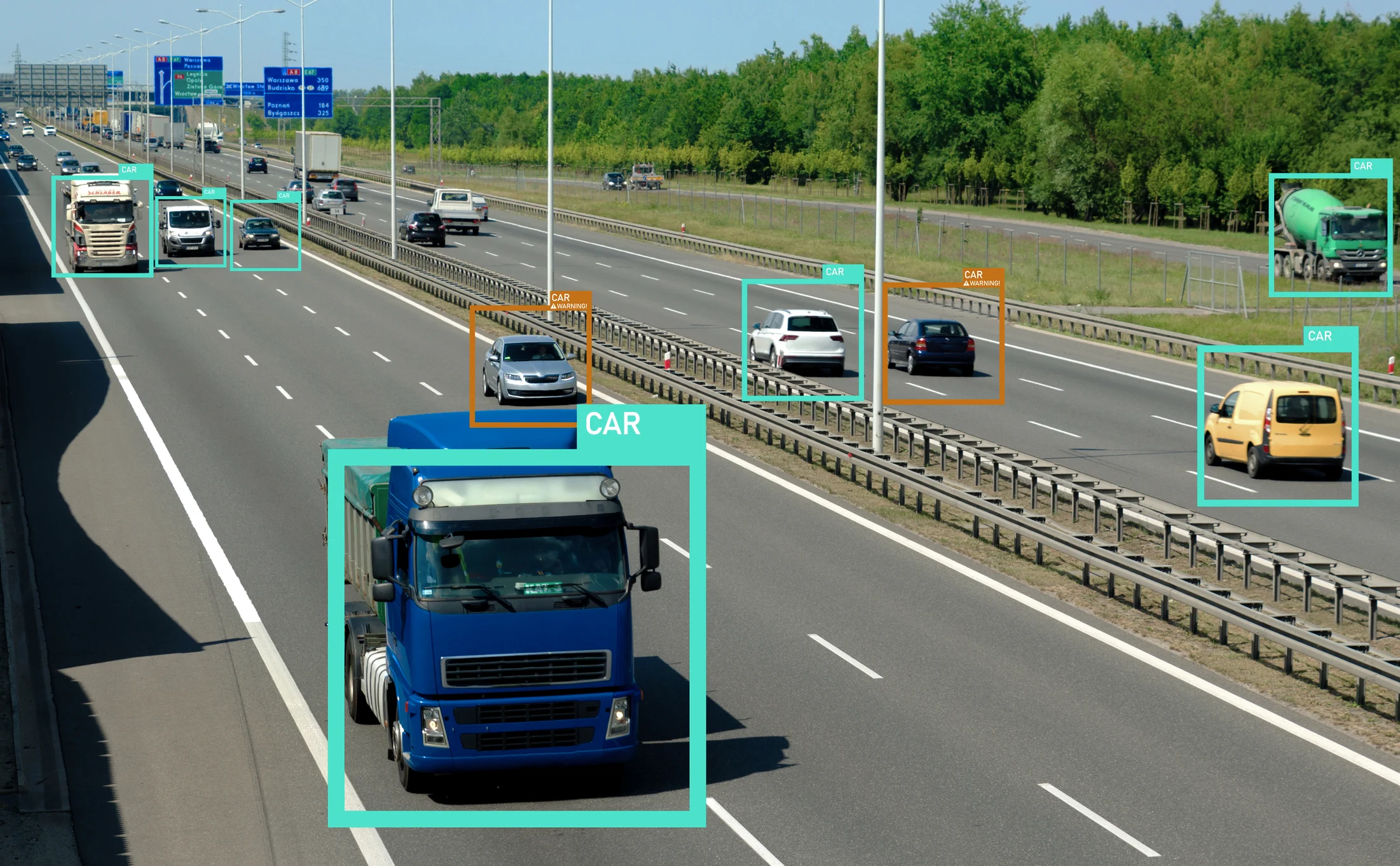Pkw, Lkw und Transporter auf einer mehrspurigen Autobahn, wobei ein Verkehrsleitsystem die Fahrzeuge hervorhebt. Pkw, Lkw und Transporter auf einer mehrspurigen Autobahn, wobei ein Verkehrsleitsystem die Fahrzeuge hervorhebt.