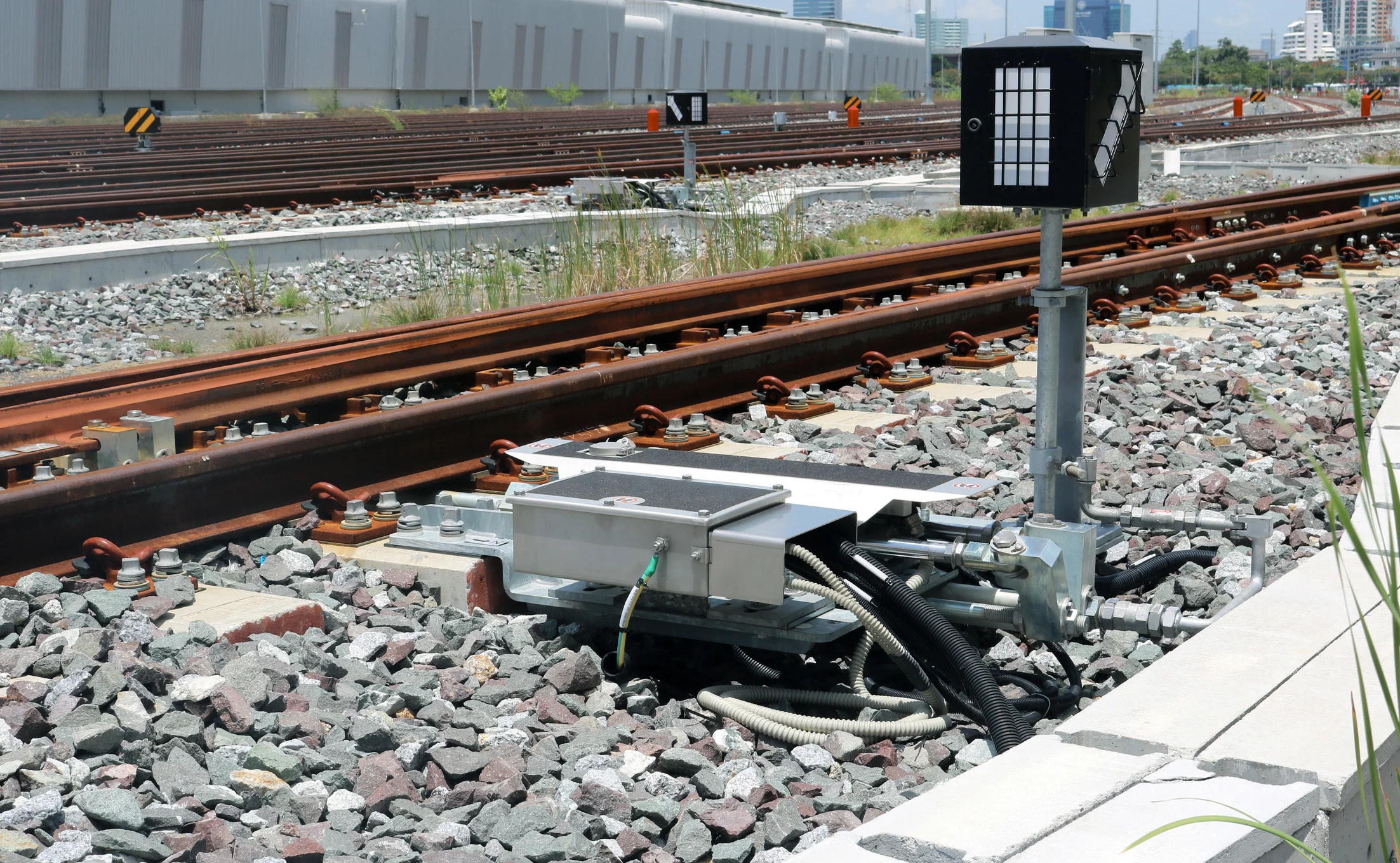 Gleisseitige Ausrüstung, einschließlich sicherheitskritischer Systeme, mit Kabeln und Sensoren. Gleisseitige Ausrüstung, einschließlich sicherheitskritischer Systeme, mit Kabeln und Sensoren.