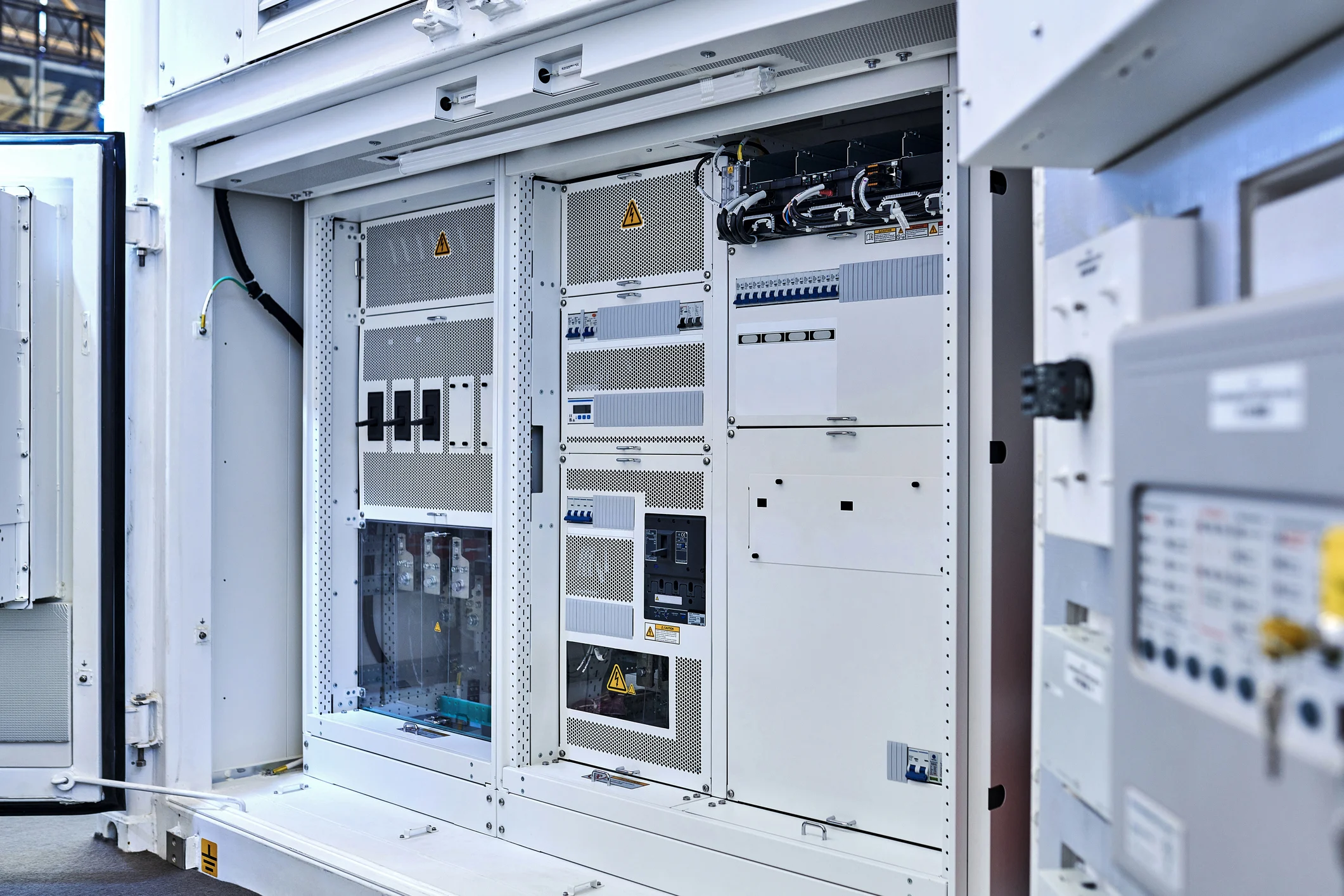 Offener Schaltschrank mit Schaltern, Leistungsschaltern und Verkabelung in einem weißen Metallgehäuse. Offener Schaltschrank mit Schaltern, Leistungsschaltern und Verkabelung in einem weißen Metallgehäuse.