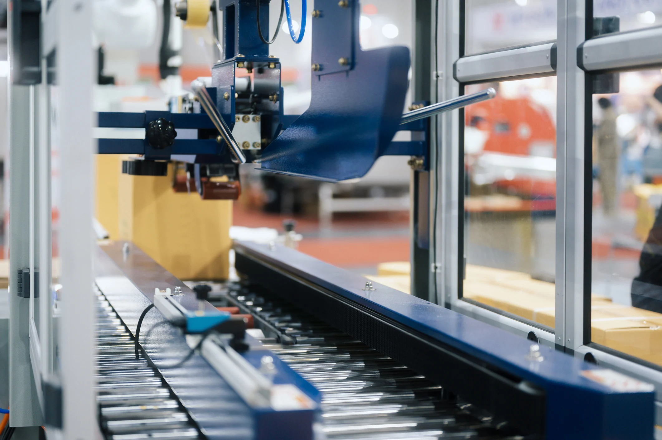 Nahaufnahme von industriellen Anlagen: automatisierte Verpackungsmaschinen mit Rollen und Metallkomponenten. Nahaufnahme von industriellen Anlagen: automatisierte Verpackungsmaschinen mit Rollen und Metallkomponenten.